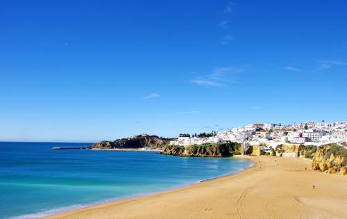 Patio Apartamento | BnB Homes Large fully equipped Apartment with 2 bedrooms, swimming pool & patio