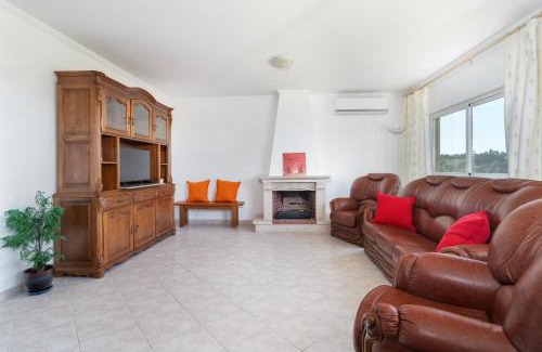Patio Apartamento | BnB Homes Large fully equipped Apartment with 2 bedrooms, swimming pool & patio
