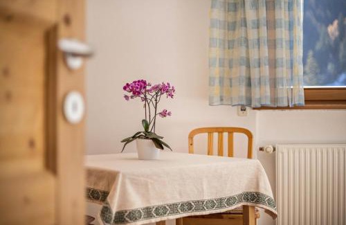 Monguelfo Apartamento | Bnb Lettnerhof Balcony Family Suite