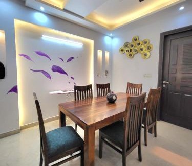 Shalimar Bagh Apartamento | BnBBuddy Athulyam 3 BHK Homestay, Shalimar Bagh