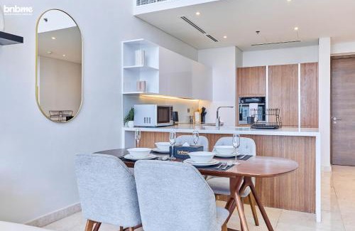 Dubai Maritime City Apartamento | bnbme - Luxury 3BR Sea View Apt Balcony Pool Gym Kids Play Area Near Jumeirah