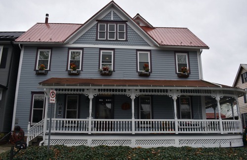 Boalsburg Apartamento | Boalsburg Village King Suite- living room and bedroom- minutes from PSU..