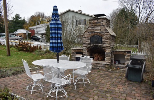 Boalsburg Apartamento | Boalsburg Village King Suite- living room and bedroom- minutes from PSU..