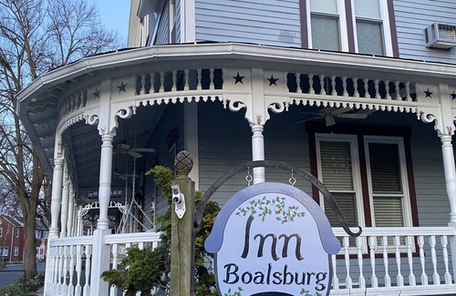 Boalsburg Apartamento | Boalsburg Village King Suite- living room and bedroom- minutes from PSU..