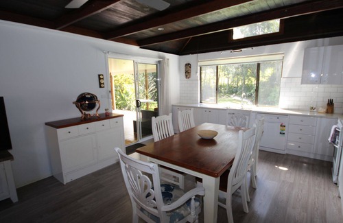 Boambee Casa | Boambee Hideaway - country cottage