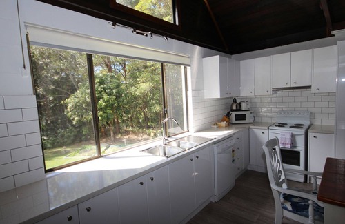 Boambee Casa | Boambee Hideaway - country cottage