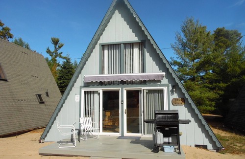 Oscoda Cabina | Board Walk Beach 2 Tree House one of 3 cabins on Lake Huron