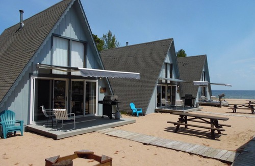 Oscoda Cabina | Board Walk Beach 2 Tree House one of 3 cabins on Lake Huron