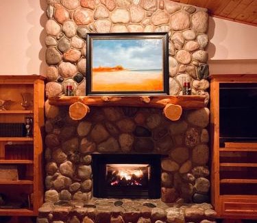 Mayfield Casa | Boardman Monarch! River! Hot Tub! Fireplace!