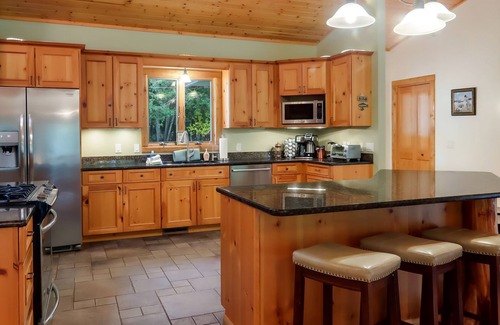 Mayfield Apartamento | Boardman Monarch Upscale River Lodge HOT Tub!