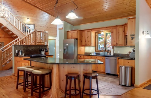 Mayfield Apartamento | Boardman Monarch Upscale River Lodge HOT Tub!