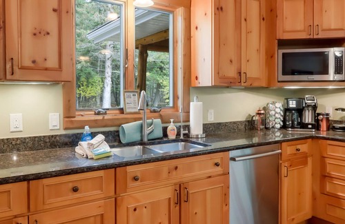 Mayfield Apartamento | Boardman Monarch Upscale River Lodge HOT Tub!