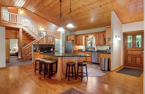 Mayfield Casa | Boardman Monarch | Upscale river lodge | HOT TUB!