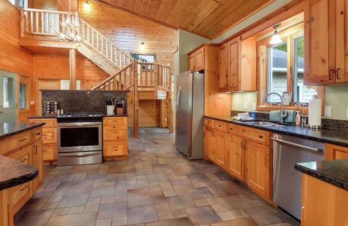 Mayfield Casa | Boardman Monarch | Upscale river lodge | HOT TUB!