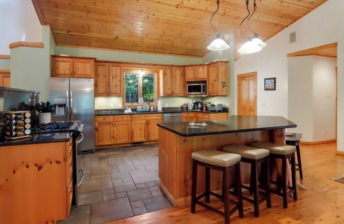 Mayfield Casa | Boardman Monarch | Upscale river lodge | HOT TUB!