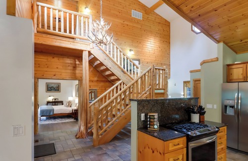 Mayfield Casa | Boardman Monarch | Upscale river lodge | HOT TUB!