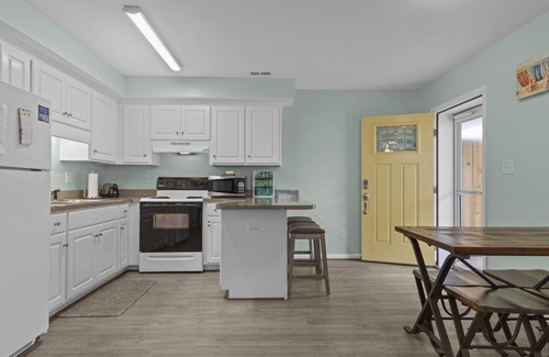 Atlantic Beach Condominio | Boardwalk Shores B 2 Bedroom Duplex by RedAwning