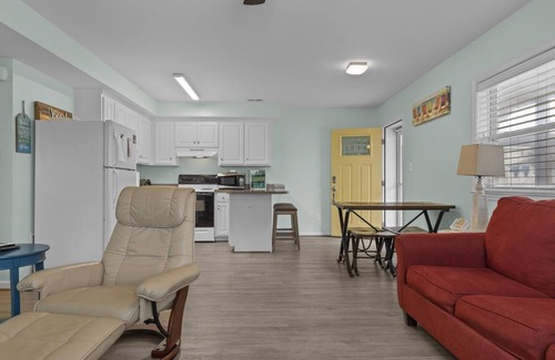 Atlantic Beach Condominio | Boardwalk Shores B 2 Bedroom Duplex by RedAwning