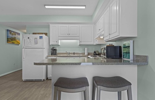 Atlantic Beach Condominio | Boardwalk Shores B 2 Bedroom Duplex by RedAwning