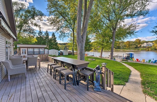 Newville Casa | Boat Dock & Backyard: 'Rock River Retreat'
