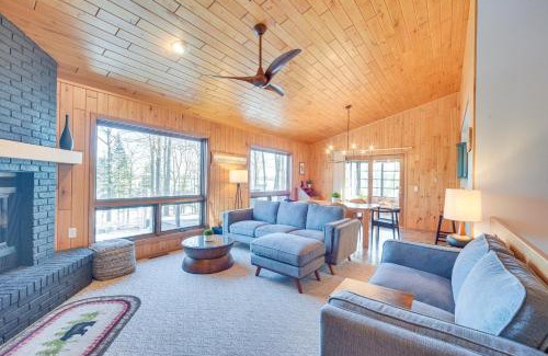 Hayward Casa | Boat Dock, Full Gym Waterfront Nelson Lake Gem!