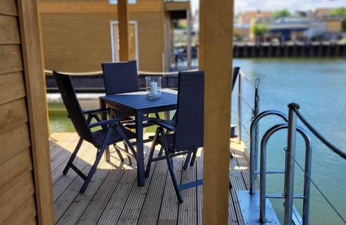 Ostvorpommern Alquiler De Eote | Casa flotante con vistas al lago, terraza privada y Wi-Fi