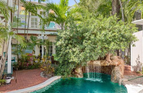 Key West Historic District Casa | Boat House by AvantStay Character Cottage Central Location w Shared Pool Month Long Stays