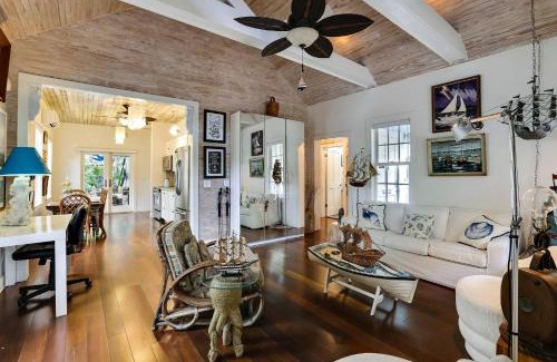 Key West Historic District Casa | Boat House by AvantStay Character Cottage Central Location w Shared Pool Month Long Stays