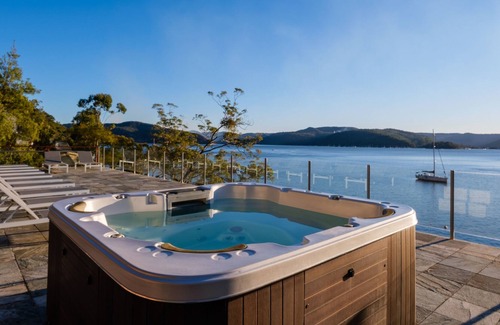 Little Wobby Casa | Boat House on Hawkesbury - heated pool, spa and stunning views