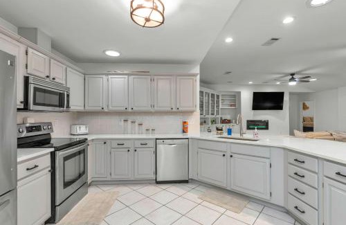 Fort Walton Beach Casa | Boat House - Steps to Boat Ramp, Grill & 1 Mile to Beach