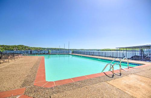 Lake Ozark Apartamento | Boat Slip and Pool Access at Lake Ozark Condo!