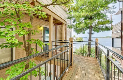 Lake Ozark Apartamento | Boat Slip and Pool Access at Lake Ozark Condo!