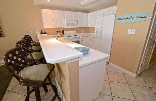 Gulf Shores Condominio | Boat Slip - Pool- Screened balcony- Water front. 30 DAY MINIMUM STAY.