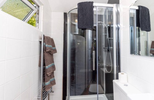 Truro Cabina | Boathouse cabin dog friendly, close to beaches