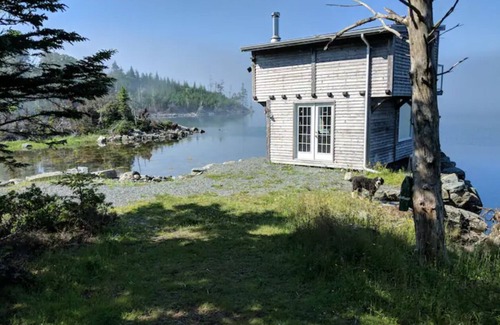 Halifax County Cabina | Boathouse Forested Oceanside Retreat