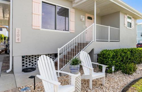 Fort Myers Beach Casa | Boating Enthusiasts, Walk to the Beach, Heated Pool - The Corner cottage - Roelens