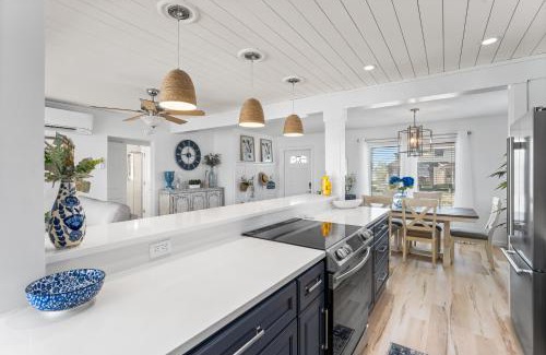 Fort Myers Beach Casa | Boating Enthusiasts, Walk to the Beach, Heated Pool - The Corner cottage - Roelens