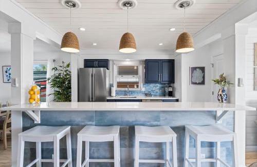 Fort Myers Beach Casa | Boating Enthusiasts, Walk to the Beach, Heated Pool - The Corner cottage - Roelens