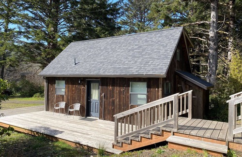 Yachats Cabina | Bob Creek Studio - across from Bob Creek Beach, Forest.