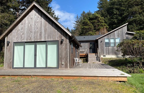 Yachats Cabina | Bob Creek Studio - across from Bob Creek Beach, Forest.