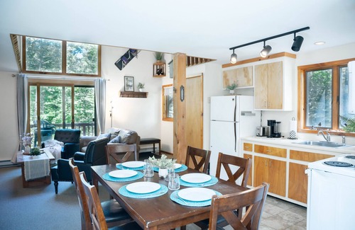 Killington Casa | Bob's Sled Lodge – 2BR Killington Retreat Near Slopes & Trails