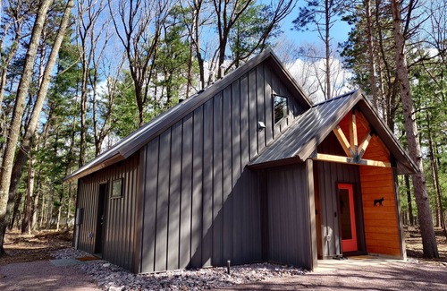 Wisconsin Dells Cabina | Bobcat Cabin @ Orange Tractor Retreat: a new, modern cabin on 40 private acres