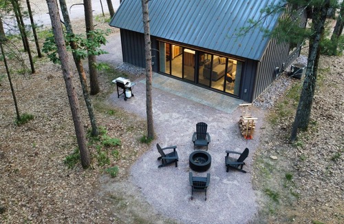 Wisconsin Dells Cabina | Bobcat Cabin @ Orange Tractor Retreat: a new, modern cabin on 40 private acres