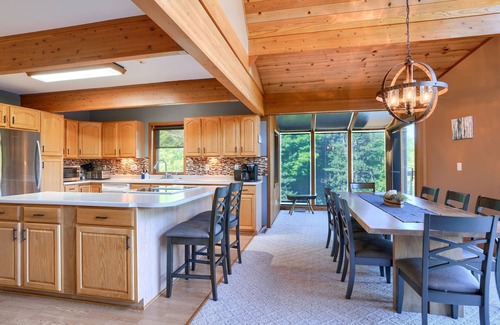 Logan Cabina | Bobcat Ridge~Hottub, Arcade, Clubhouse, Foosball on 11 Wooded Acres