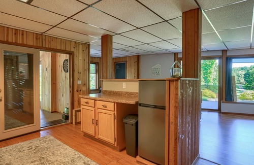Logan Cabina | Bobcat Ridge~Hottub, Arcade, Clubhouse, Foosball on 11 Wooded Acres