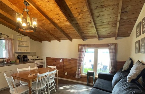 Bobcaygeon Cabina | Bobcaygeon Resort Cottage 3 MISSION sleeps 6
