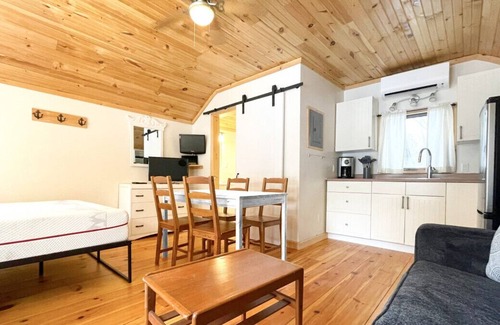 Bobcaygeon Cabina | Bobcaygeon Resort - Cottage #5 (Sleeps 4)