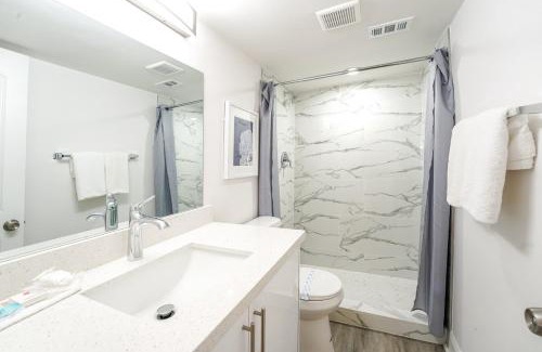 Boca Raton Apartamento | Boca Waterfront with Pool, Gym, Parking and Short Walk to the Beach