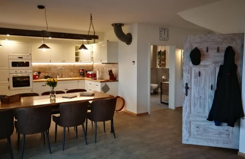 Born auf dem Darss Casa | Casa de vacaciones con techo de paja, amueblada de forma individual y cómoda, con vistas a la bahía, terraza y balcón, zona de barbacoa y parque infantil