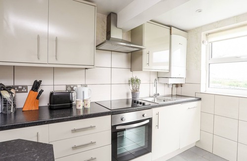 Holyhead Cabaña | BODLASAN GROES COTTAGE, pet friendly, with a garden in Llanfachraeth